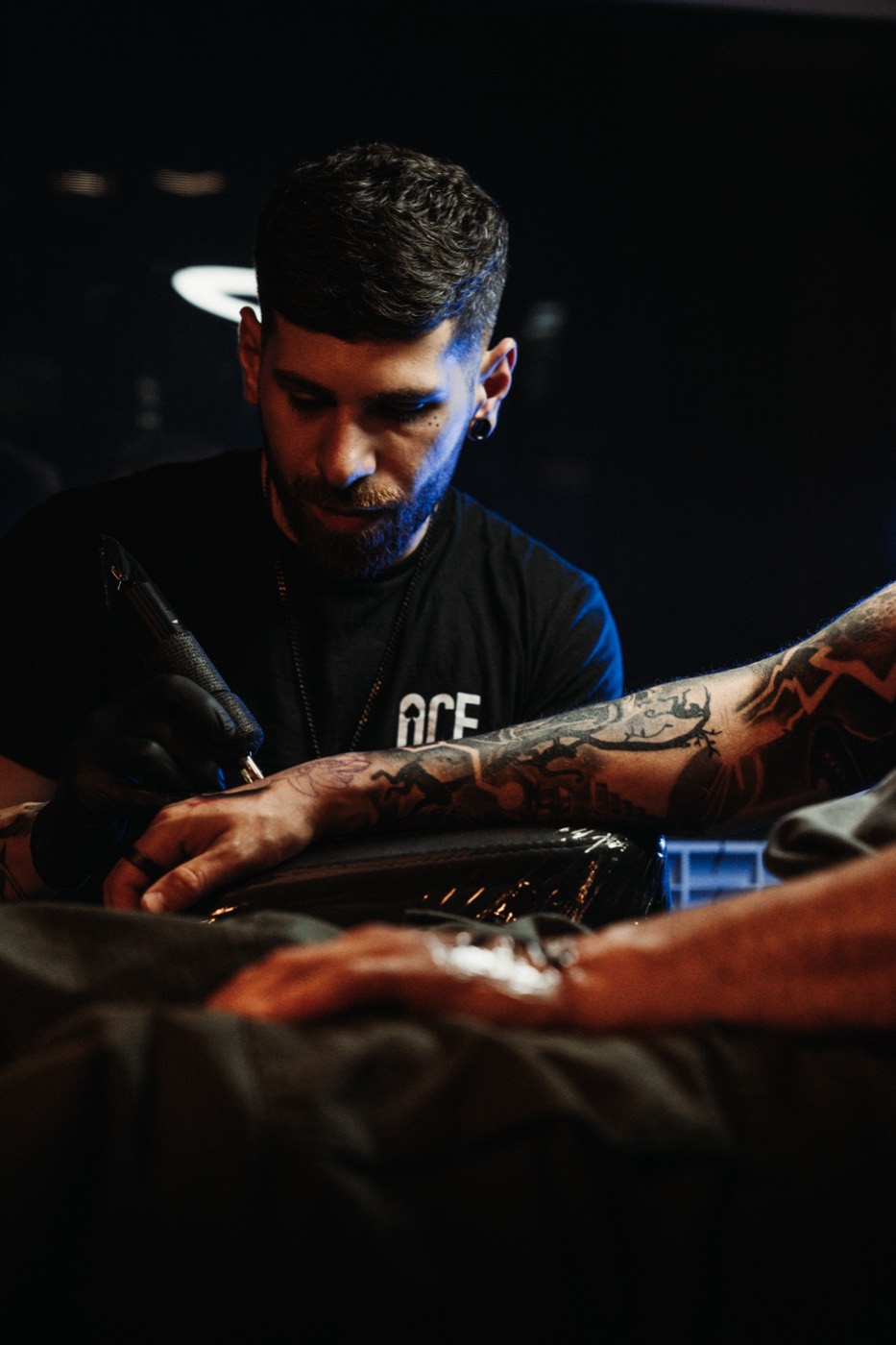 Vlad Shulea lucrând la un tatuaj black & grey realism